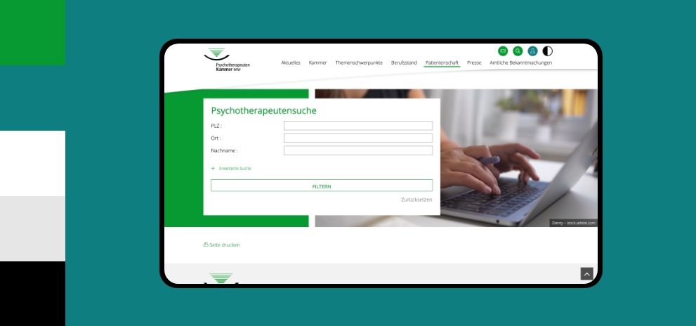 Screenshot einer Desktopansicht der Webseite der Psychotherapeutenkammer NRW umgeben von den Farben des Corporate Design