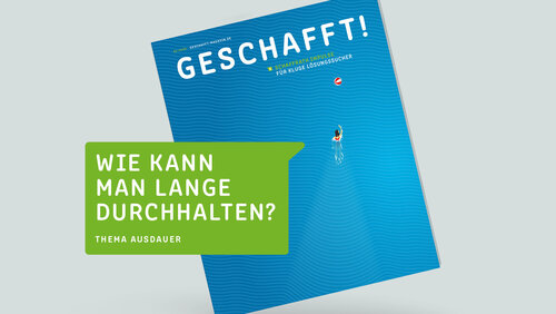 Das Titelbild des Geschafft! Magazins, das eine Frau zeigt, die hinter einem Ball hinterher schwimmt und einem grünen Fenster, auf dem die Frage: Wie kann man lange durchhalten? Thema Ausdauer steht