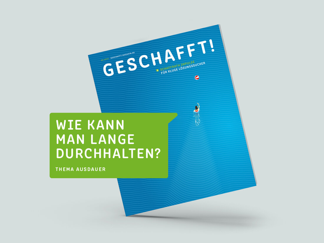 Das Titelbild des Geschafft! Magazins, das eine Frau zeigt, die hinter einem Ball hinterher schwimmt und einem grünen Fenster, auf dem die Frage: Wie kann man lange durchhalten? Thema Ausdauer steht