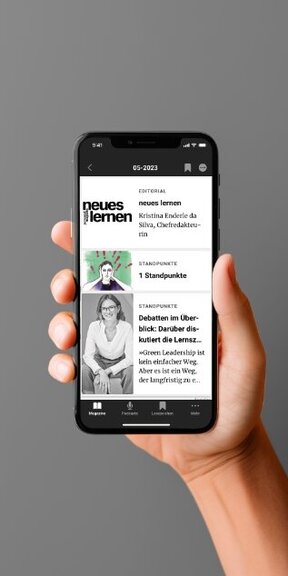 Vor einem grauen Hintergrund hält eine Hand ein iPhone auf dem die App "Neues Lernen" von Haufe dargestellt wird