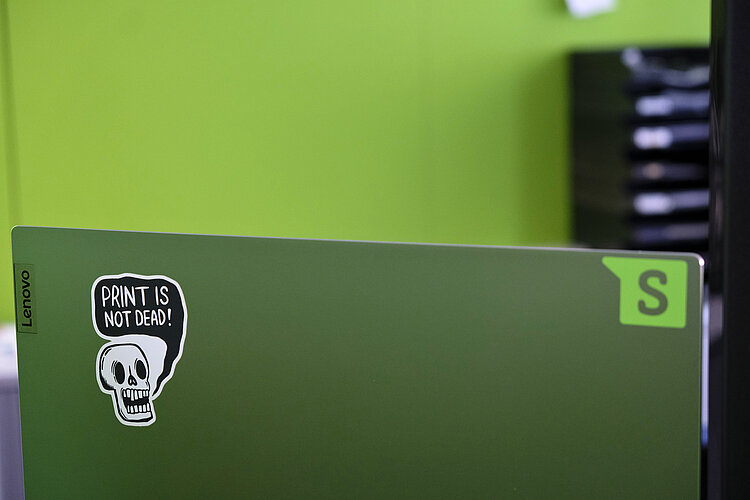 Print is not dead Laptop mit Aufkleber: Print is not dead