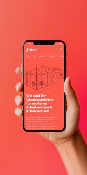 Vor einem farbigen Hintergrund hält eine Hand ein iPhone auf dem die mobile Webseite von Thies dargestellt wird