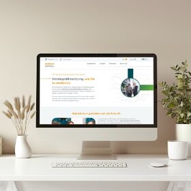 Webseite von Status-C dargestellt auf einem Desktop-Computer