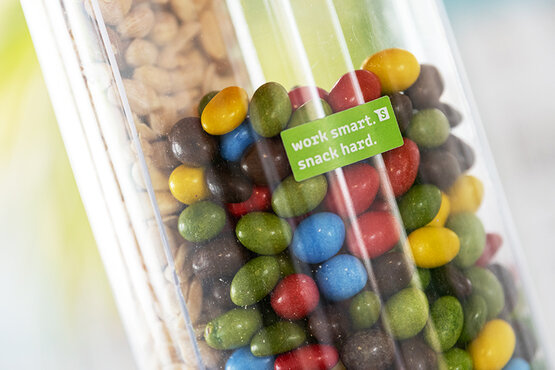 Detailansicht farbiger M&M in einem Glas