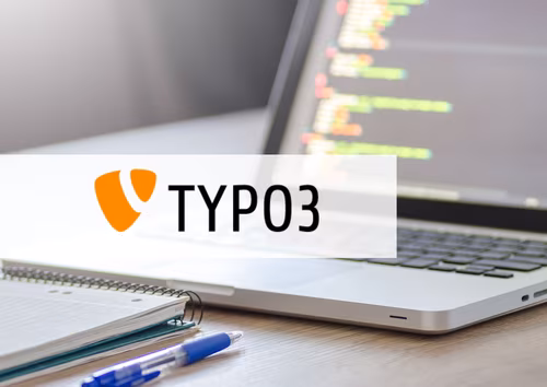 aufgeklappter Laptop auf Schreibtisch und im Vordergrund das TYPO3 Logo