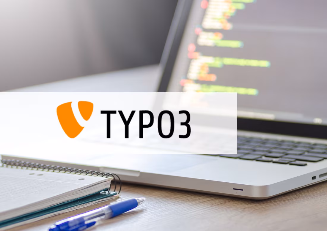 aufgeklappter Laptop auf Schreibtisch und im Vordergrund das TYPO3 Logo