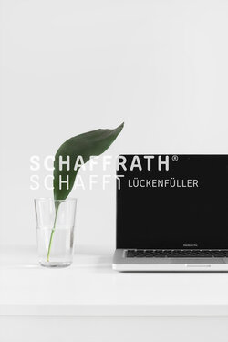 placeholder-content3-567.jpg Platzhalterbild - Wasserglas mit Pflanzenstängel und Laptop auf einem weißen Tisch