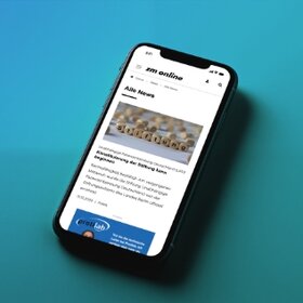 Webseite von ZM Online dargestellt auf einem Smartphone