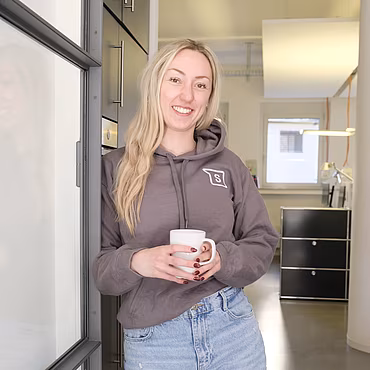 Frau lächelt in die Kamera