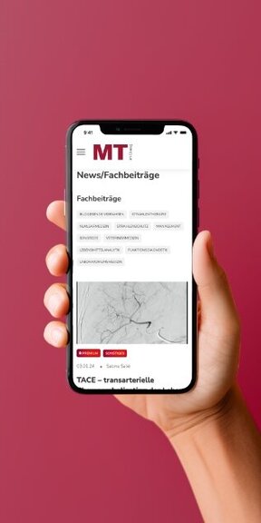 Vor einem farbigen Hintergrund hält eine Hand ein iPhone auf dem die mobile Webseite von MT im Dialog dargestellt wird