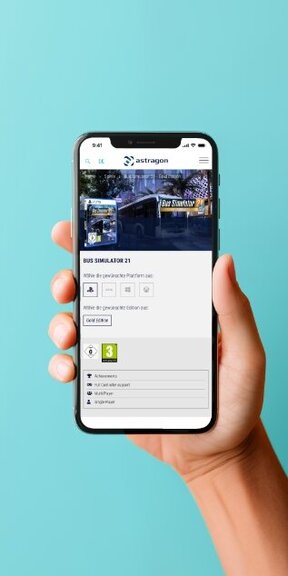 Vor einem farbigen Hintergrund hält eine Hand ein iPhone auf dem die mobile Webseite von Astragon dargestellt wird