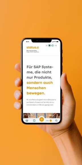 Vor einem farbigen Hintergrund hält eine Hand ein iPhone auf dem die mobile Webseite von Status-C dargestellt wird