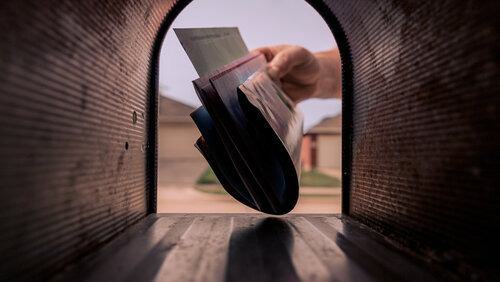 Post wird in den Briefkasten gelegt