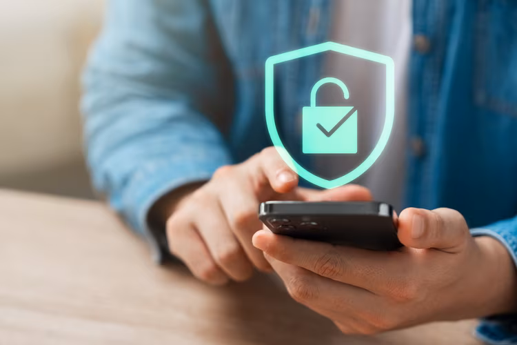 Datensicherheit Smartphone in Hand, darüber ein leuchtendes Schloss für Datensicherheit