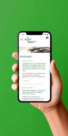 Vor einem grünen Hintergrund hält eine Hand ein iPhone auf dem die mobile Webseite von der Psychotherapeutenkammer NRW dargestellt wird