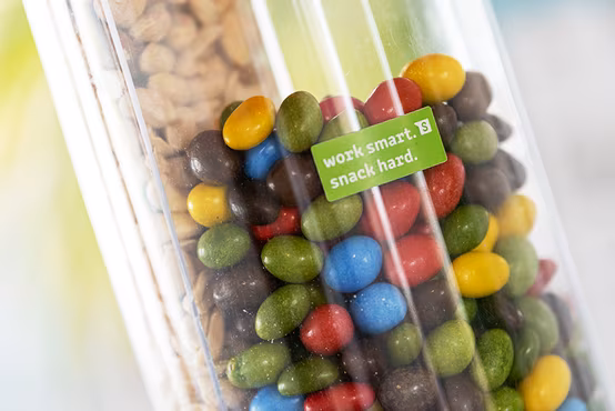 Detailansicht farbiger M&M in einem Glas