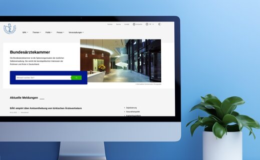 Desktop Computer zeigt die Webseite der Bundesärztekammer