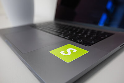Macbook mit Logo