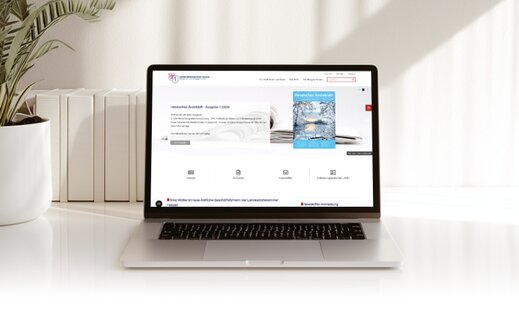Ein Laptop der die Webseite der Landesärztekammer Hessen zeigt
