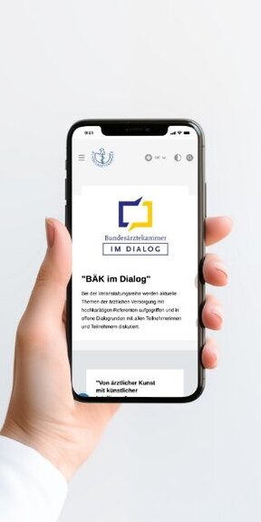 Vor einem grauen Hintergrund hält eine Hand ein iPhone auf dem die mobile Webseite der Bundesärztekammer dargestellt wird