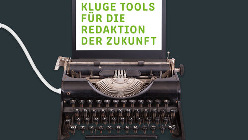 Schreibmaschine mit einem Display auf dem "Kluge Tools für die Redaktion der Zukunft" steht