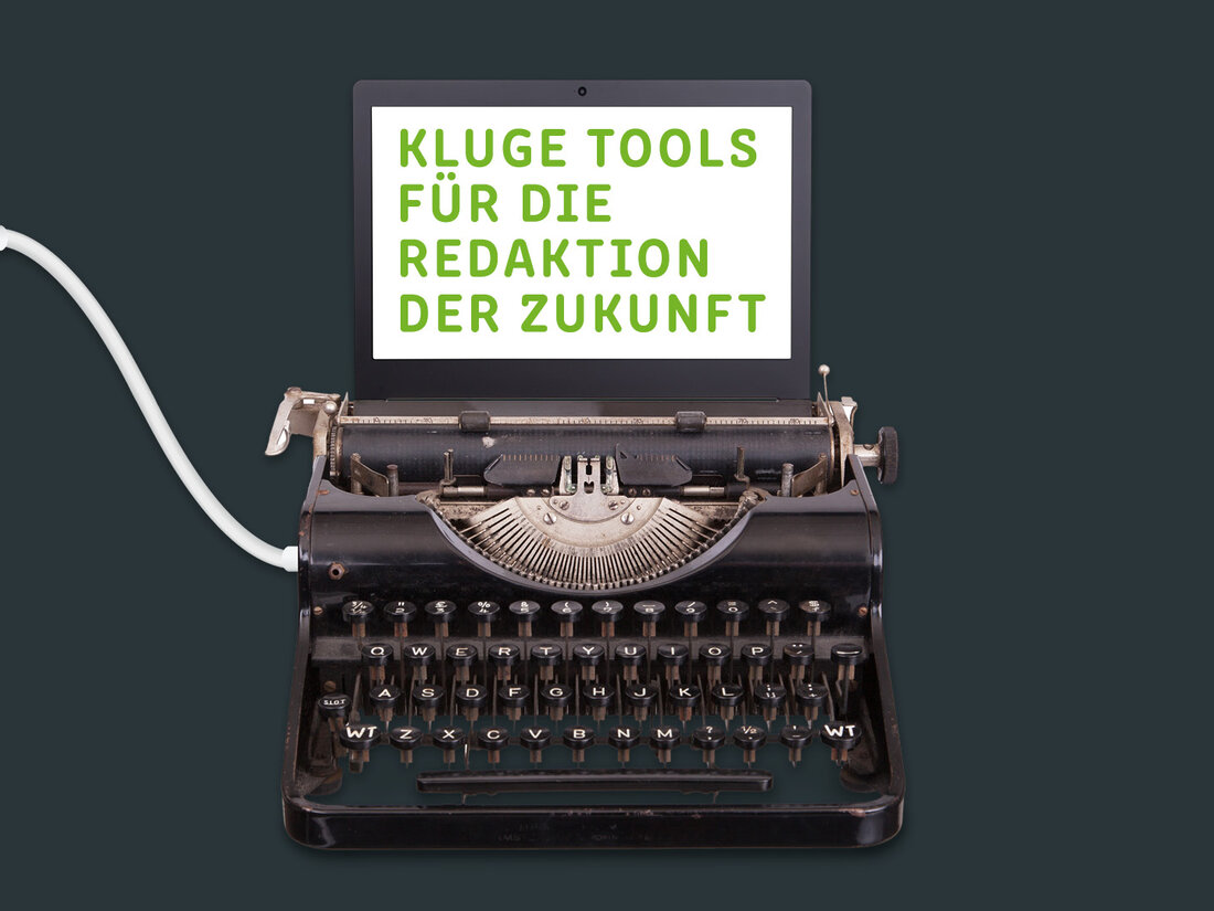 Schreibmaschine mit einem Display auf dem "Kluge Tools für die Redaktion der Zukunft" steht