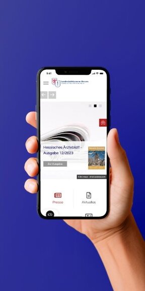 Vor einem farbigen Hintergrund hält eine Hand ein iPhone auf dem die mobile Webseite der Landesärztekammer Hessen dargestellt wird