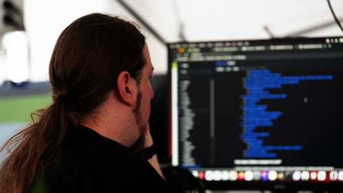 Mitarbeiter vor einem Monitor