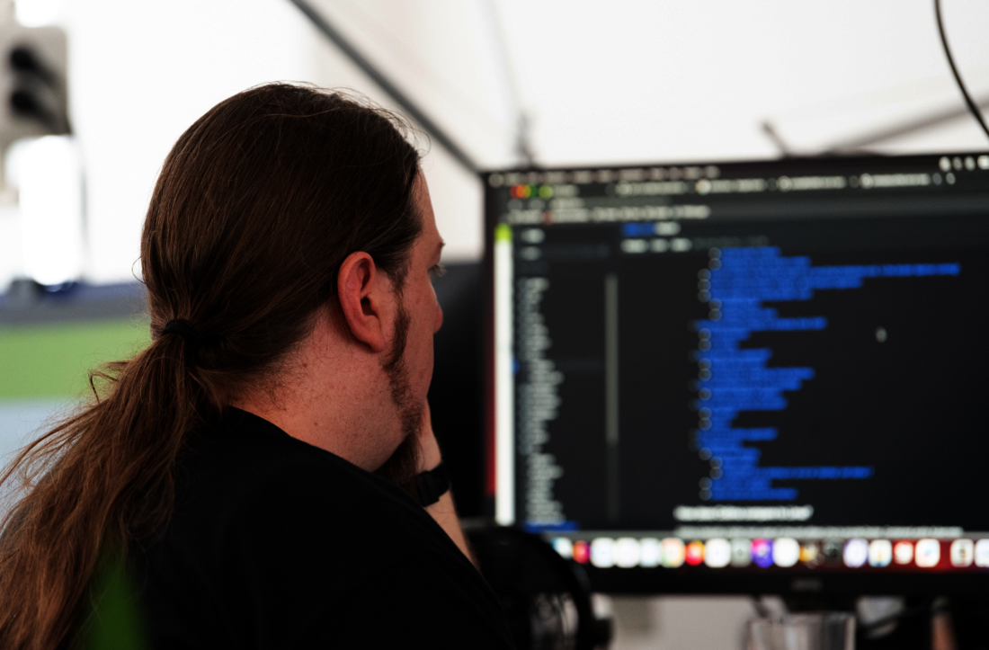 Mitarbeiter vor einem Monitor