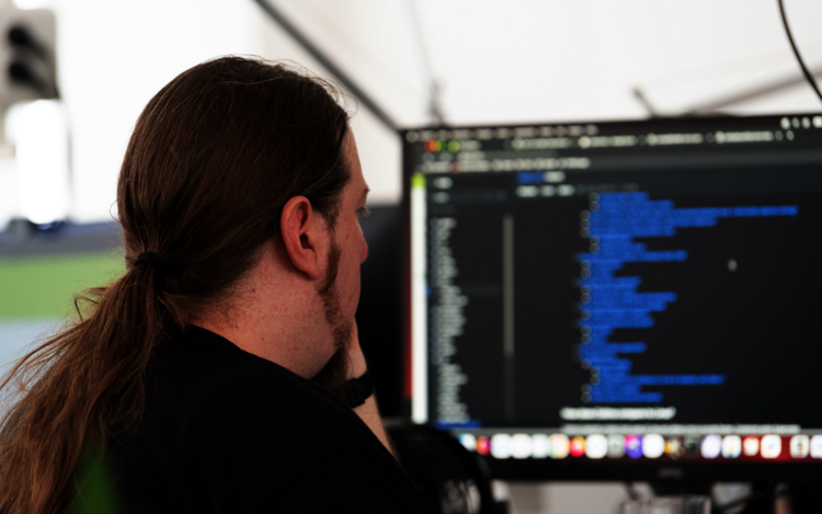 Mitarbeiter vor einem Monitor