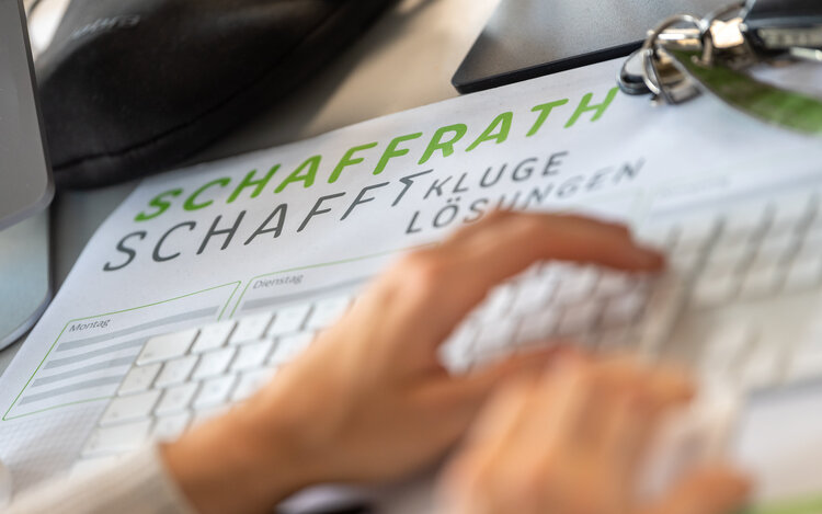 Tippen 2 Hände auf weißer Tastatur