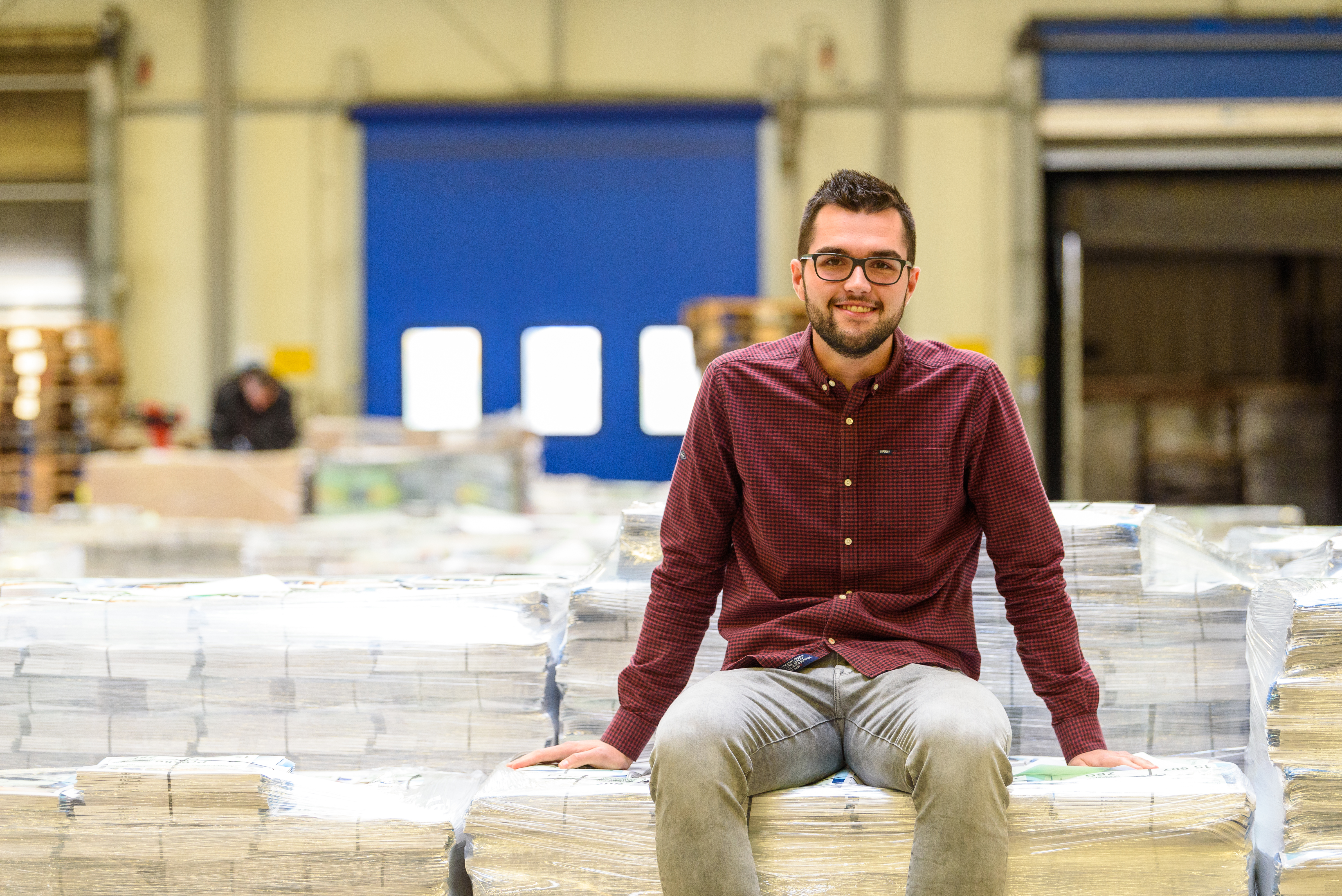 Mann sitzt auf Palette