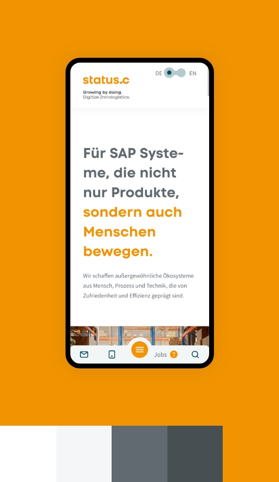 Screenshot einer Smartphoneansicht der Webseite von Status-C umgeben von den Farben des Corporate Design