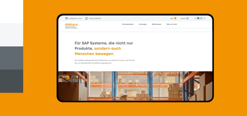 Screenshot einer Desktopansicht der Webseite von Status-C umgeben von den Farben des Corporate Design