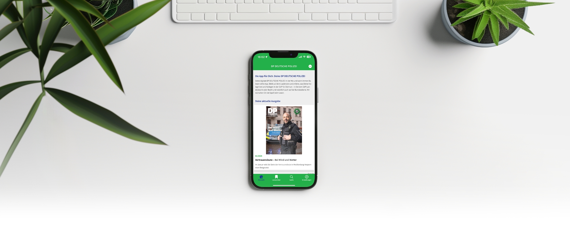 iPad auf einem Schreibtisch zeigt die App der Deutschen Polizeigewerkschaft