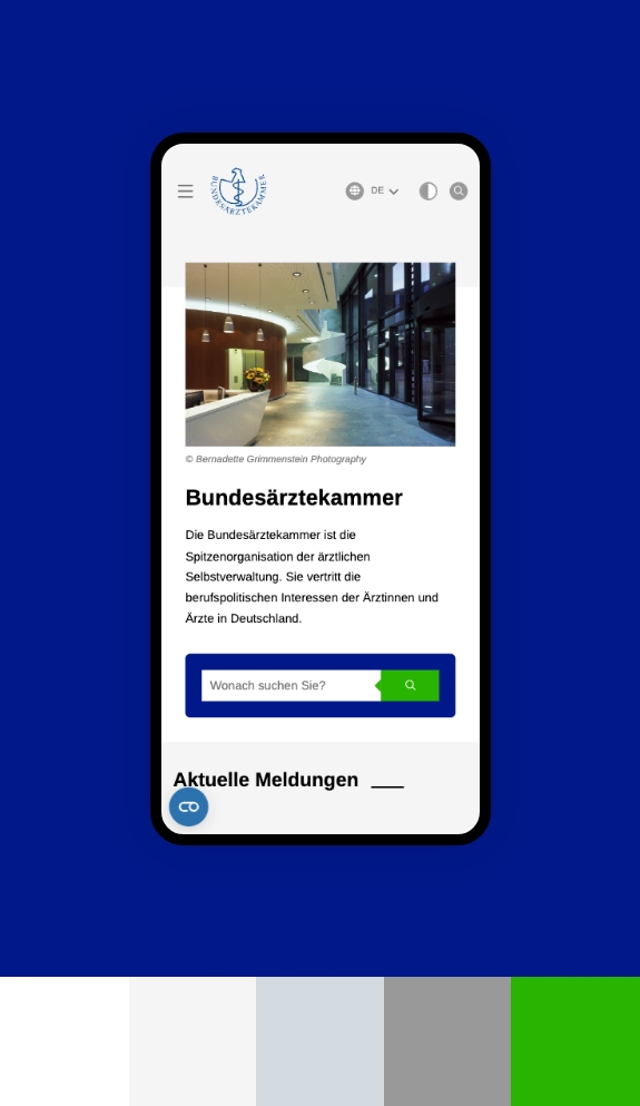 Screenshot einer Smartphoneansicht der Webseite der Bundesärztekammer umgeben von den Farben des Corporate Design
