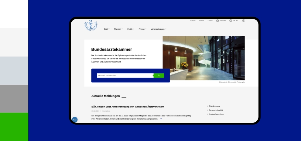 Screenshot einer Desktopansicht der Webseite der Bundesärztekammer umgeben von den Farben des Corporate Design