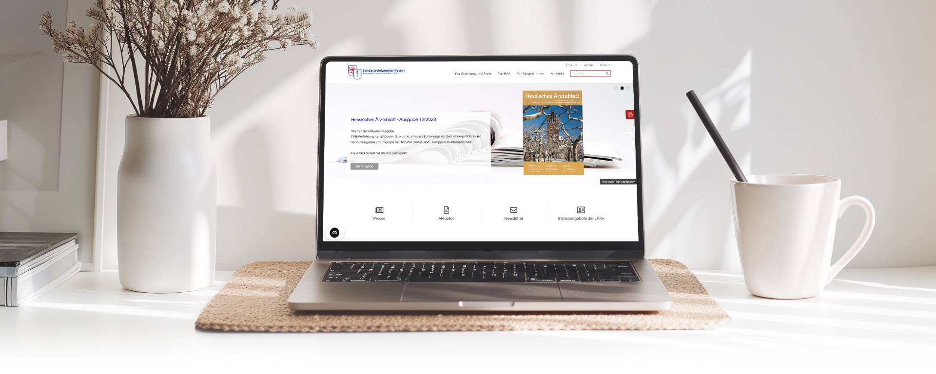 Ein Laptop der die Webseite der Landesärztekammer Hessen zeigt