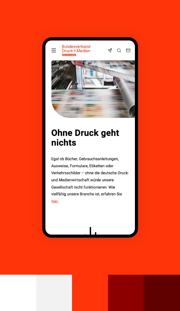 Screenshot einer Smartphoneansicht der Webseite Verband Druck und Medien umgeben von den Farben des Corporate Design
