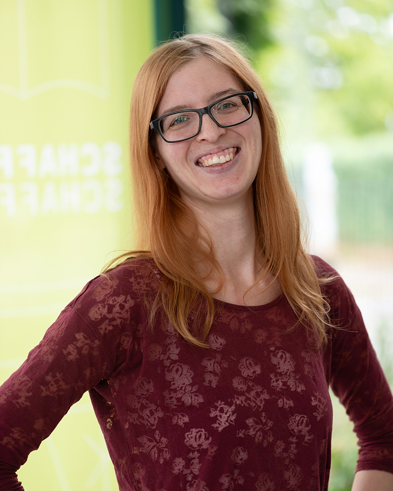 Frau, die in die Kamera lacht