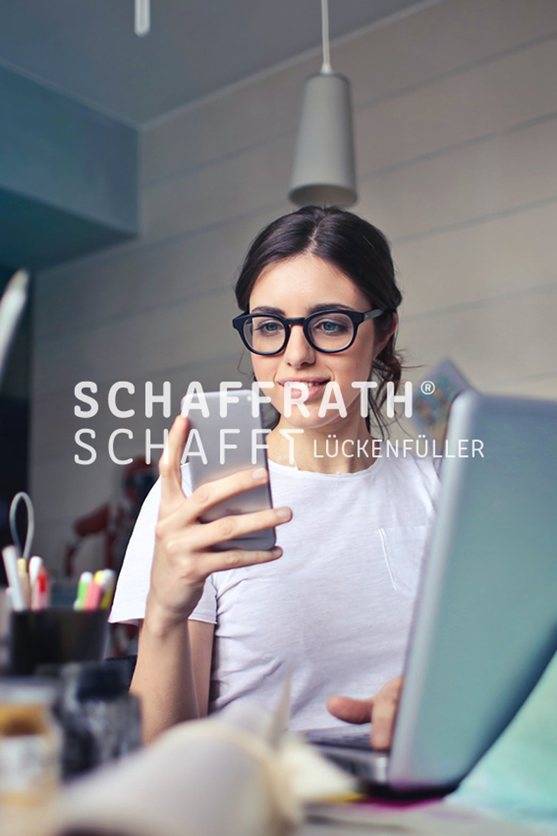 placeholder-content6-800.jpg Platzhalterbild - Junge Frau mit einem Handy in der Hand